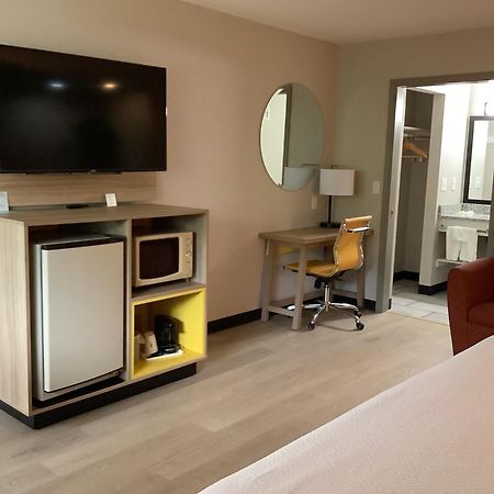 Days Inn By Wyndham Kingdom City Экстерьер фото
