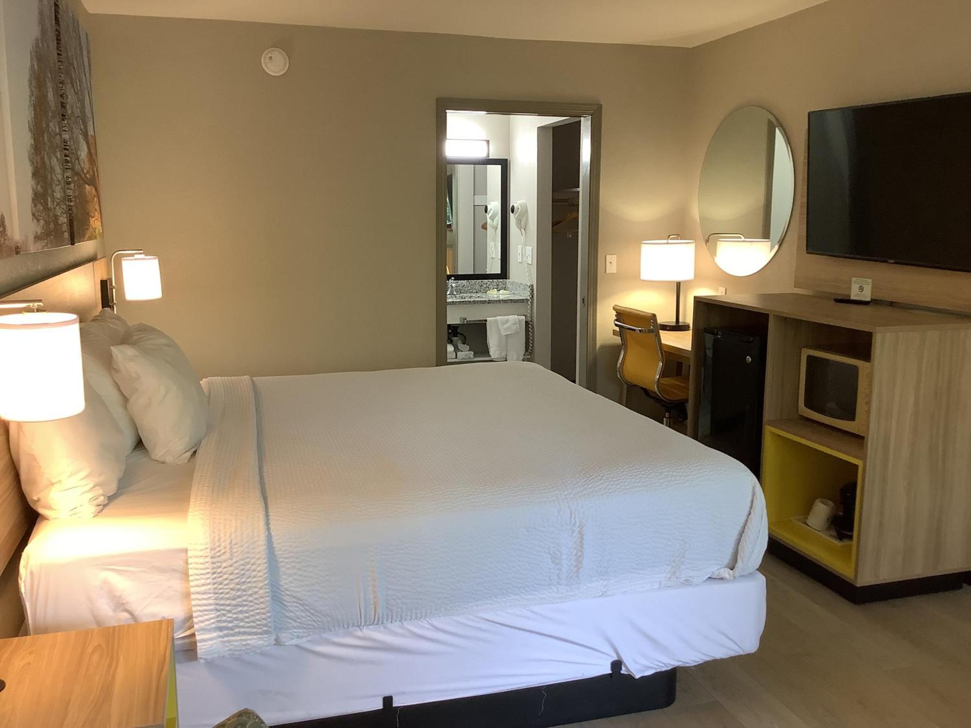 Days Inn By Wyndham Kingdom City Экстерьер фото