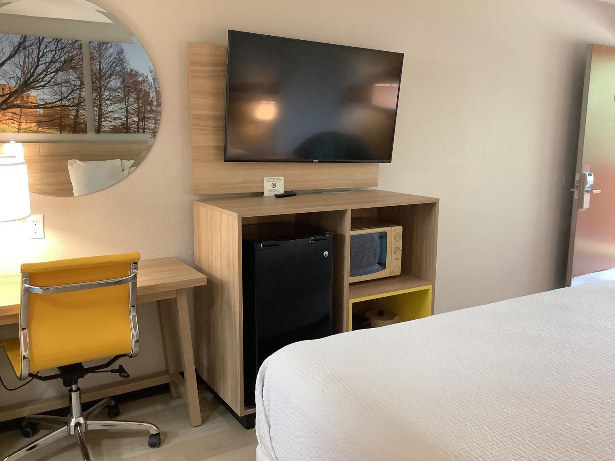 Days Inn By Wyndham Kingdom City Экстерьер фото