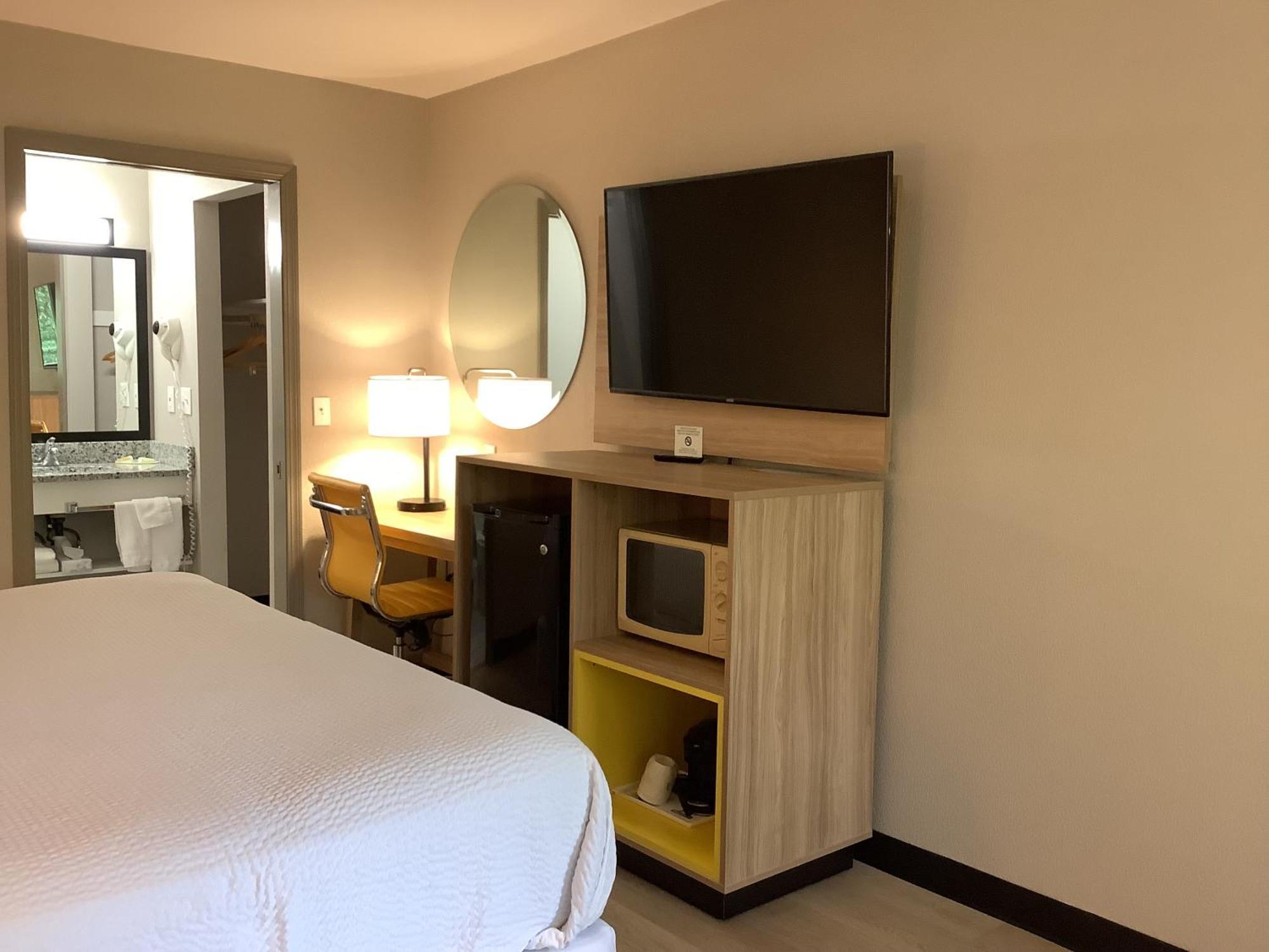 Days Inn By Wyndham Kingdom City Экстерьер фото