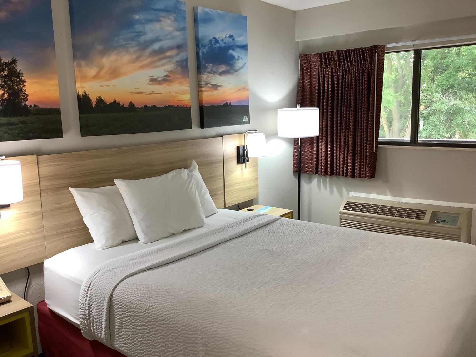 Days Inn By Wyndham Kingdom City Экстерьер фото