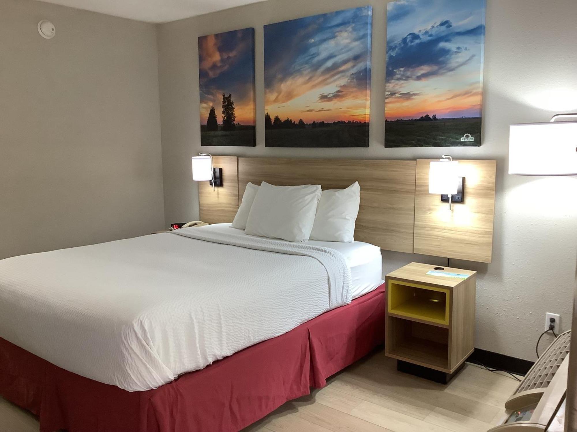 Days Inn By Wyndham Kingdom City Экстерьер фото