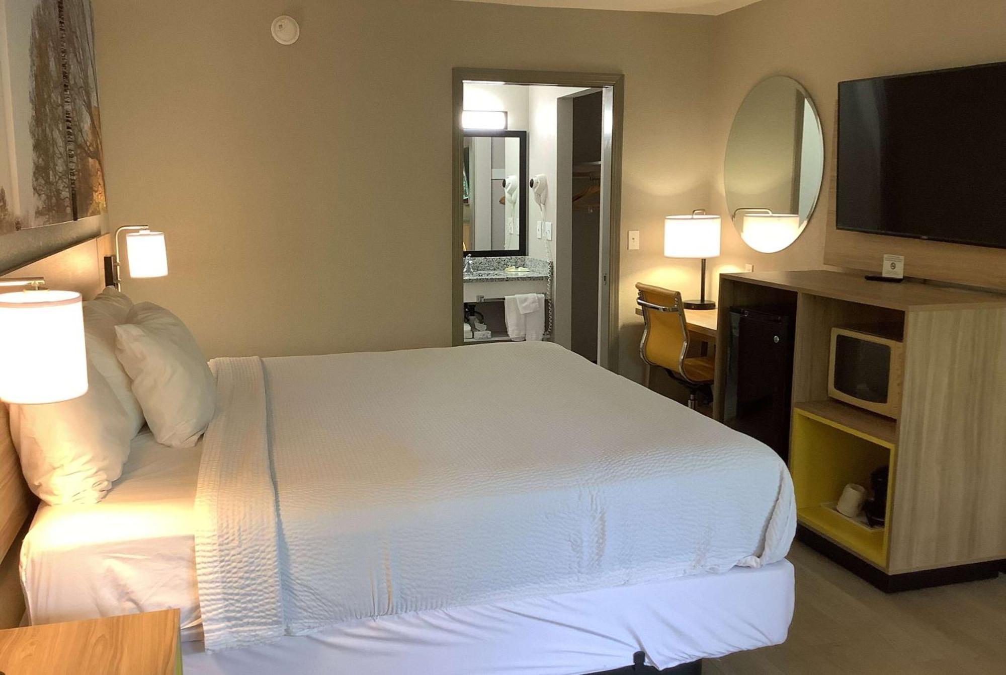 Days Inn By Wyndham Kingdom City Экстерьер фото