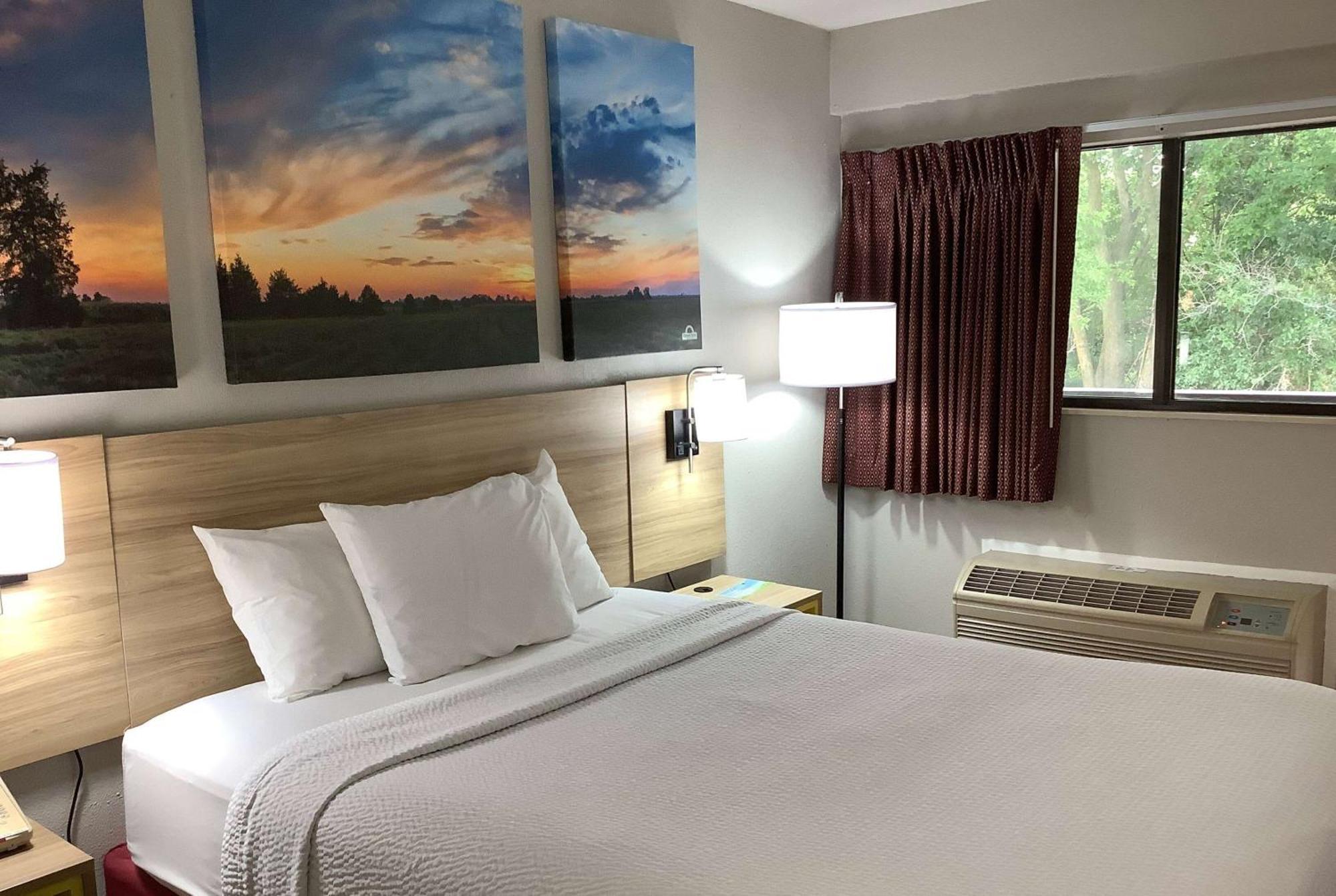 Days Inn By Wyndham Kingdom City Экстерьер фото