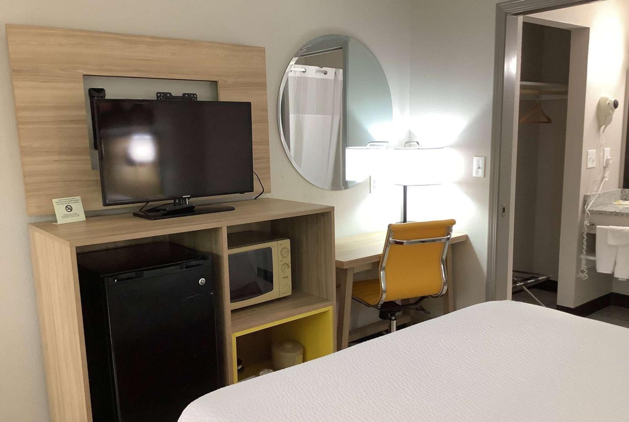 Days Inn By Wyndham Kingdom City Экстерьер фото