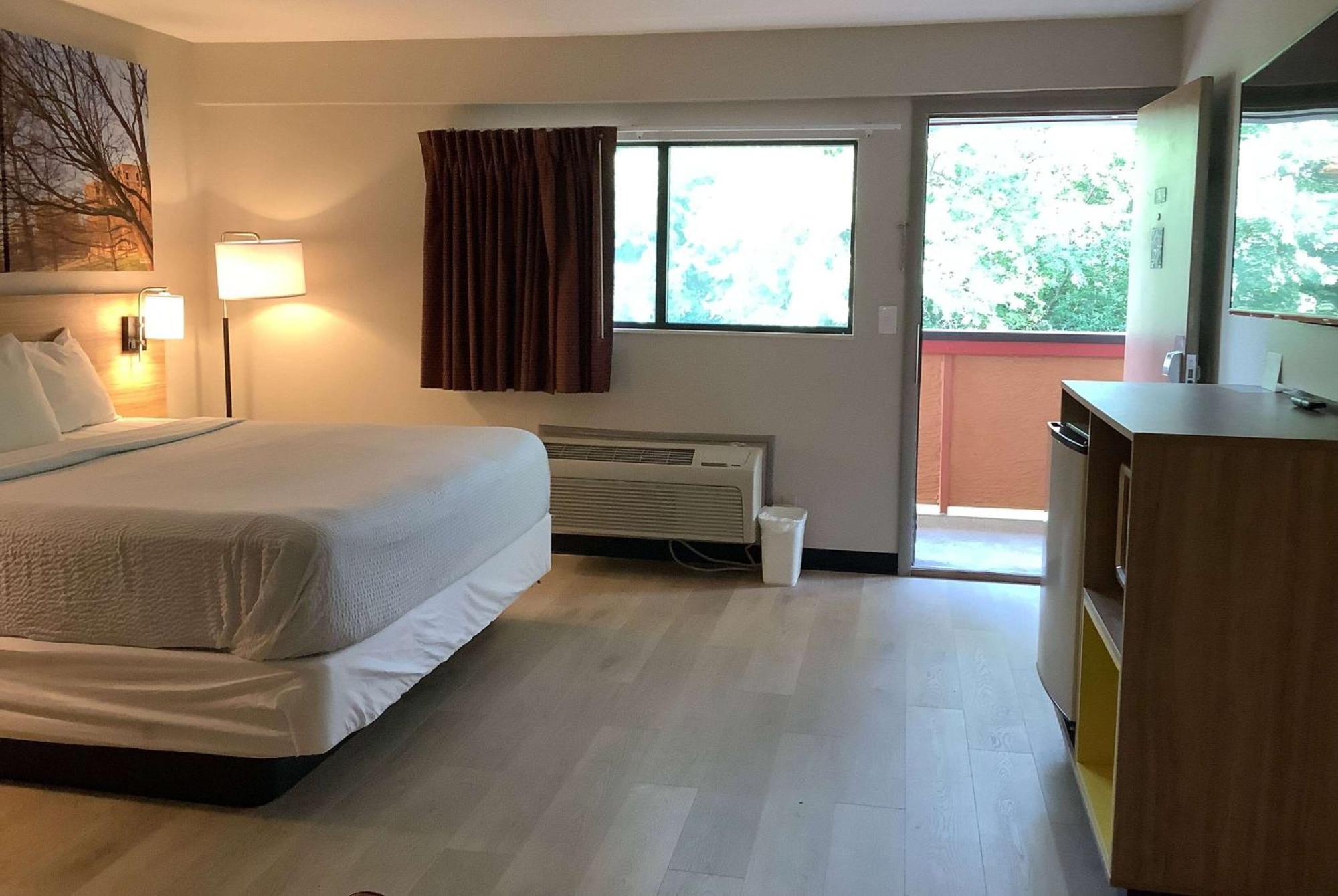 Days Inn By Wyndham Kingdom City Экстерьер фото
