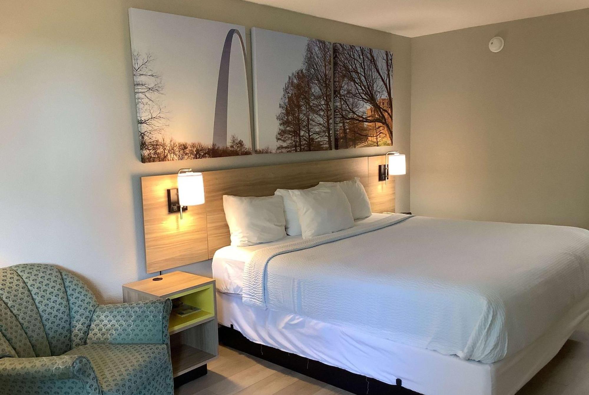 Days Inn By Wyndham Kingdom City Экстерьер фото