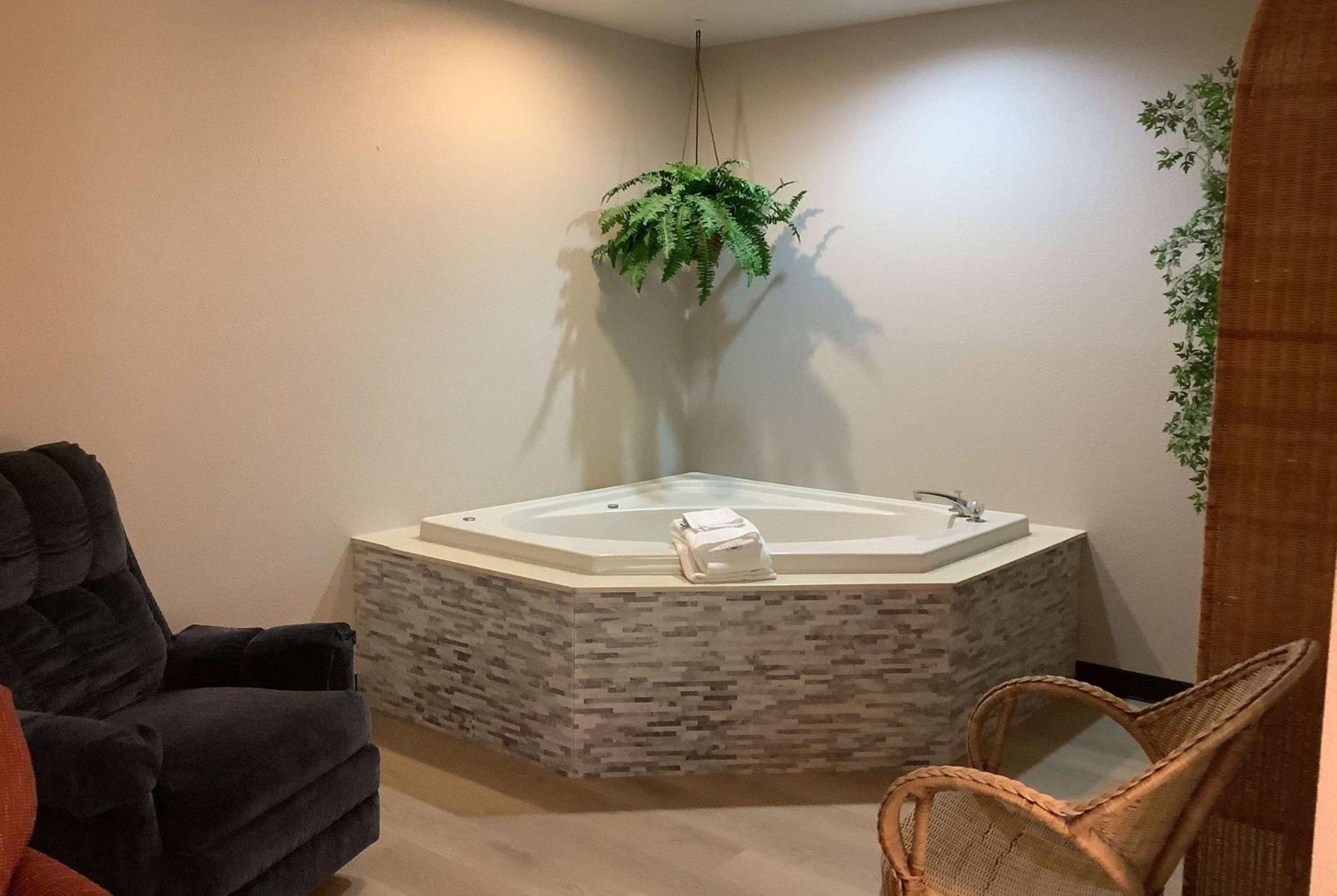 Days Inn By Wyndham Kingdom City Экстерьер фото