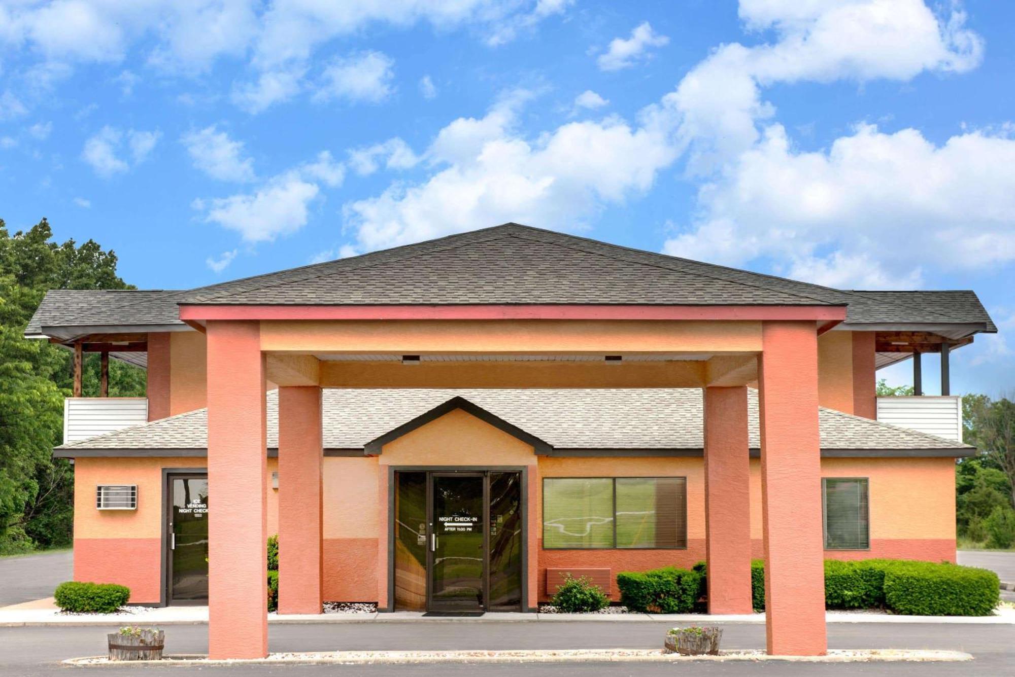 Days Inn By Wyndham Kingdom City Экстерьер фото