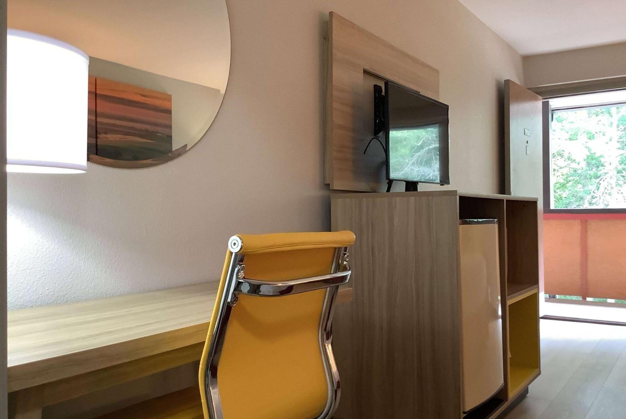 Days Inn By Wyndham Kingdom City Экстерьер фото