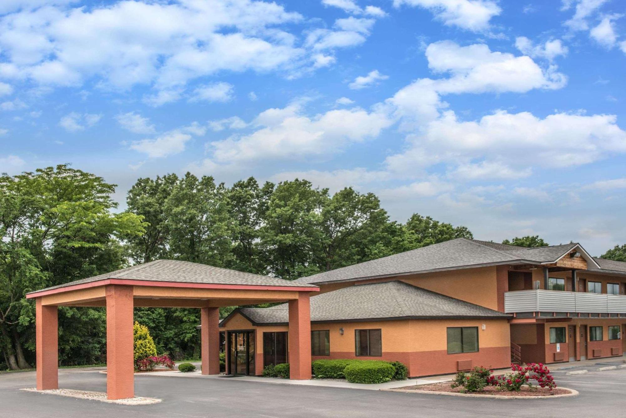 Days Inn By Wyndham Kingdom City Экстерьер фото